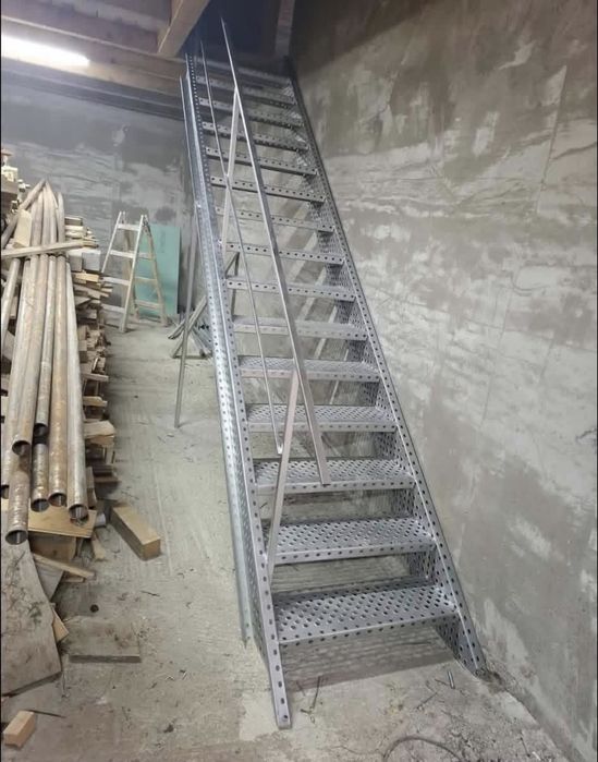 Scări metalice zincate