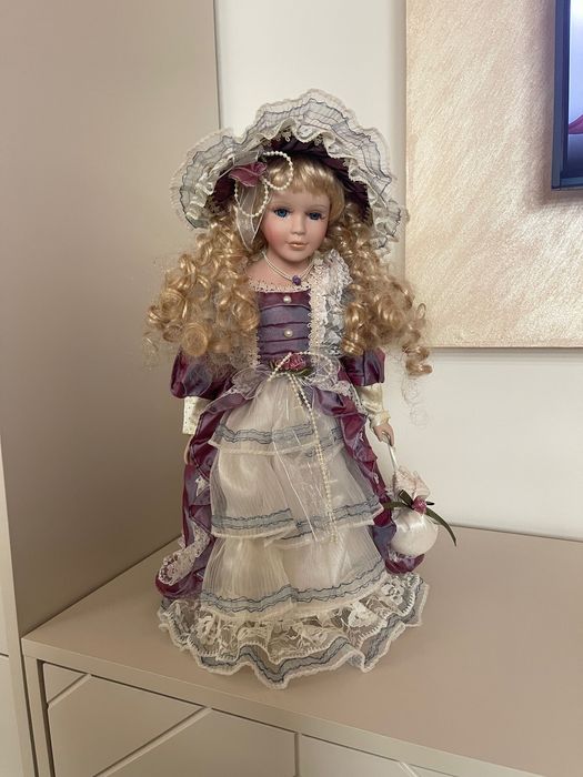 Порцеланова кукла със стойка