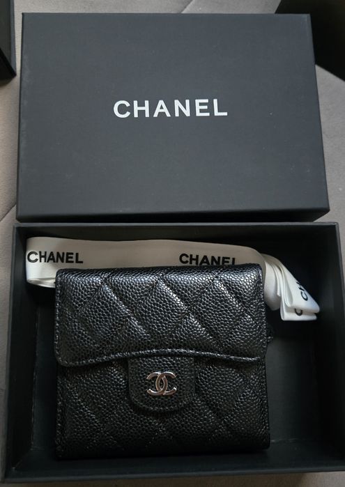 CHANEL Caviar Quilted Compact Flap Wallet в черно