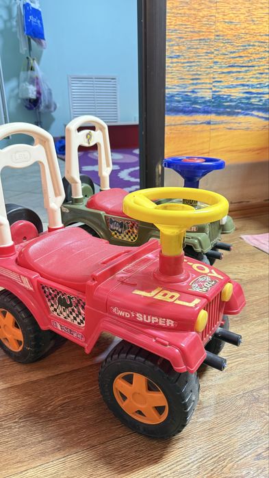 Пррдам парты и машинки