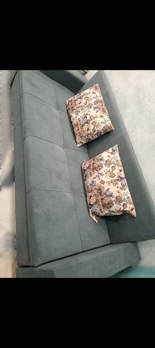 Диван с подушками почти новый