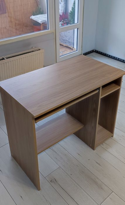 Продавам 2 ученически бюра