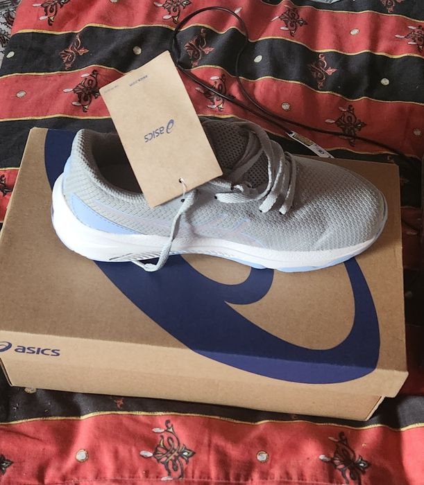 Vand adidasi asics doua marimi 35,5 si negri 35