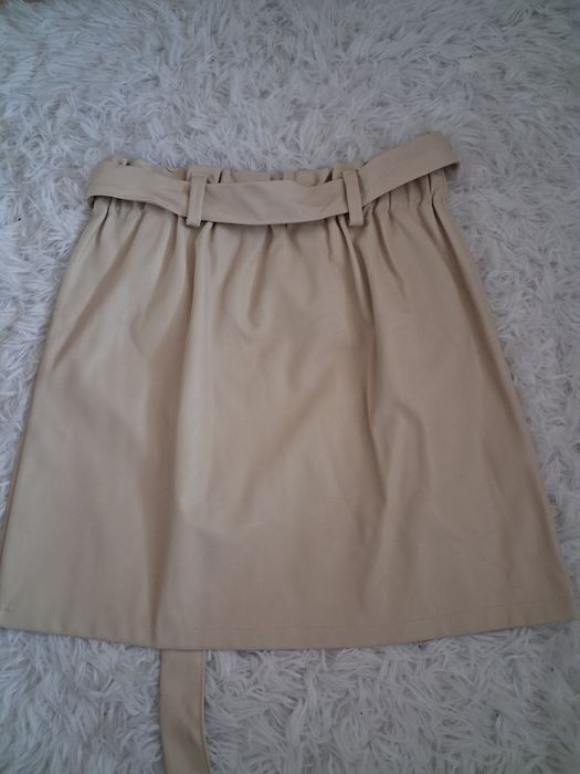 Две кожени поли.