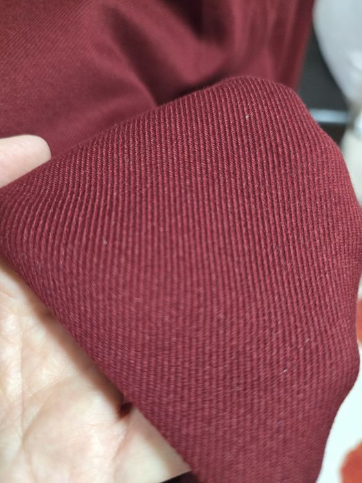 Pantaloni cu talia foarte înaltă și silueta spectaculoasă cu crac larg,