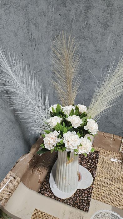 Гипсовая ваза с цветами