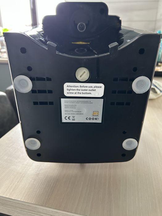 Dozator apa fierbinte ideal pentru bebelusi