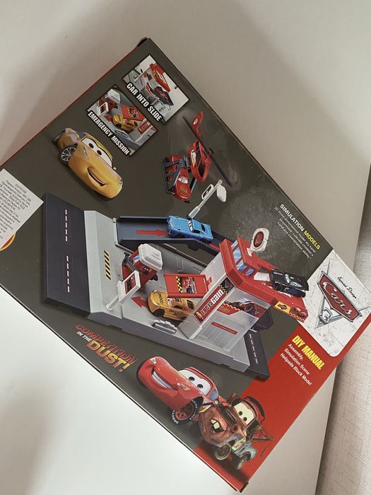 Паркинг с път, кола и хеликоптер Макуин, McQueen