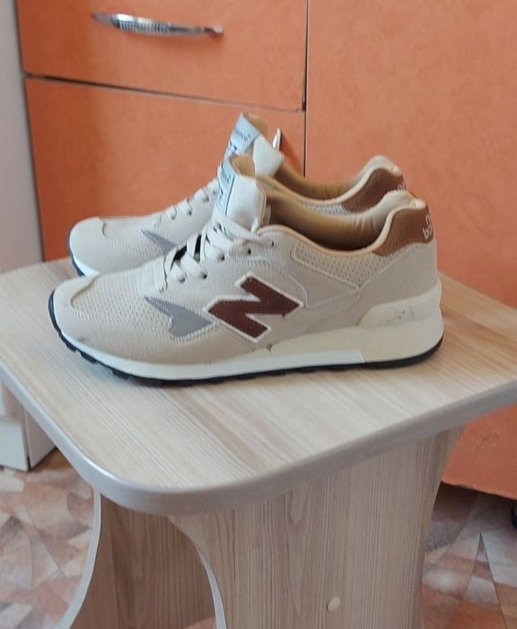 Кроссовки Женские