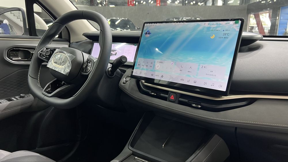 lynk con06 avtomobili