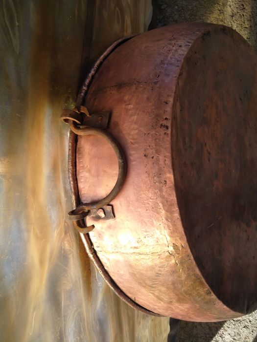 Продавам огромна масивна медна тава тежка и масовна Уникална