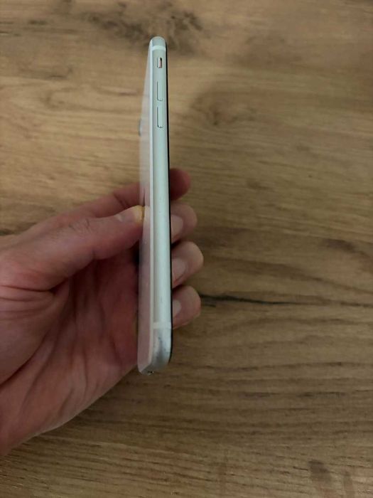 iPhone SE 64 GB в отличном состоянии