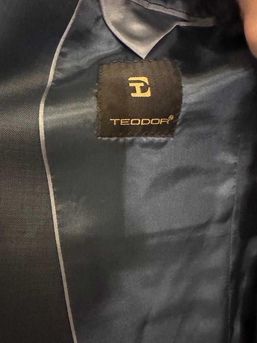 Продавам ползван абитуриентски костюм