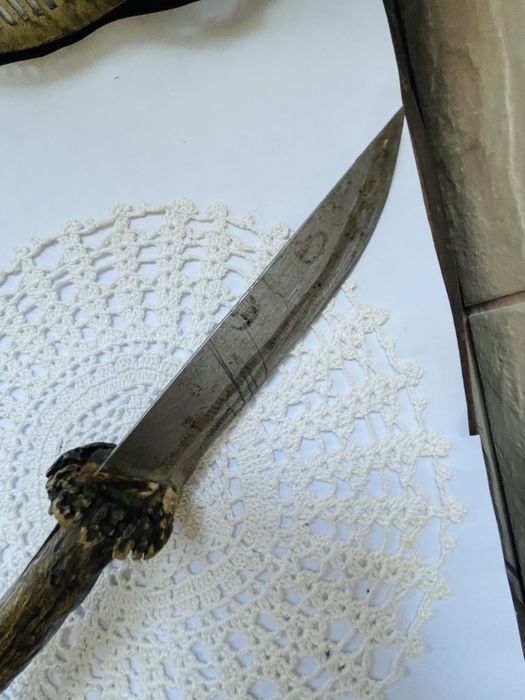 Красив стоманен нож с рог