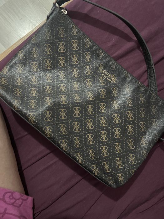 Geanta de umar Guess