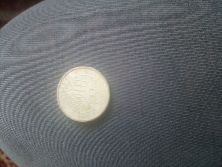 Moneda din 2004 și din anul 2000