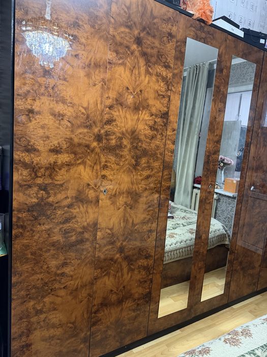 Продам спальный гарнитур . В отличном состояний без царапин. С кровать