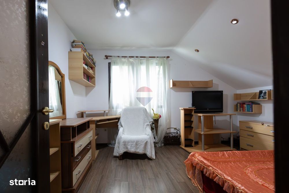 Casă P+M cu 6 camere de vânzare strada Calea Moldovei