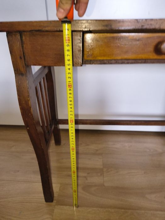 Măsuța din lemn masiv, cu un sertar în stil artistic popular-folk art