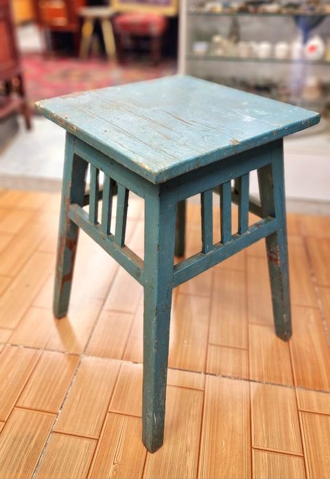 Столики деревянные