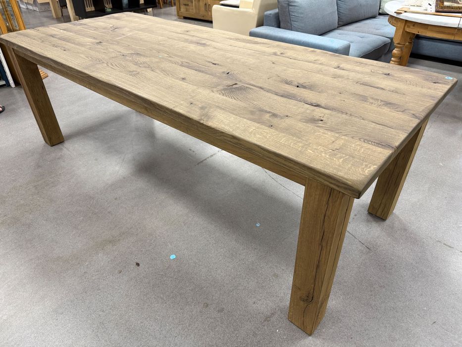 .Дървена дъбова маса