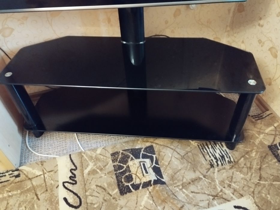 Стеклянная тумба под телевизор