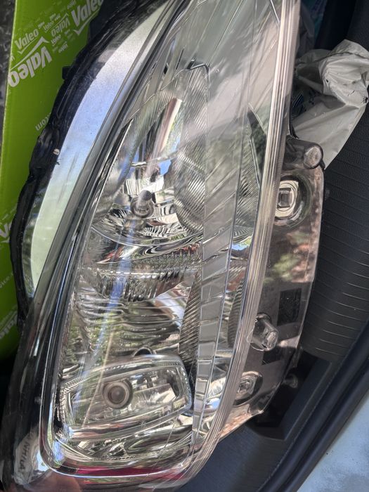 Продавам десен фар за Пежо 508