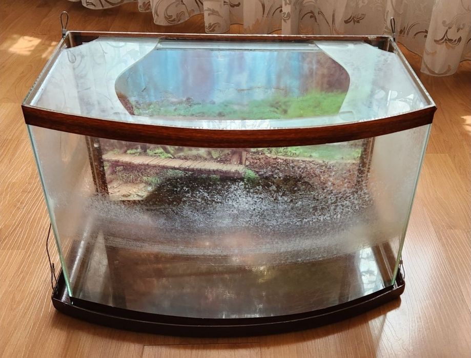 Аквариум с навесной полкой.