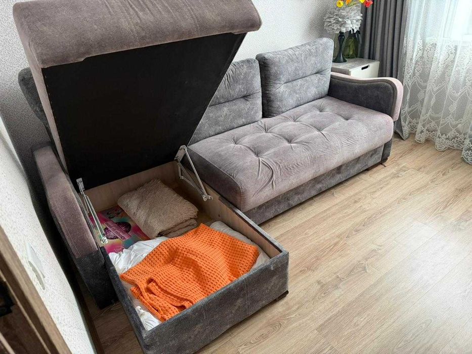 Диван угловой с подушками