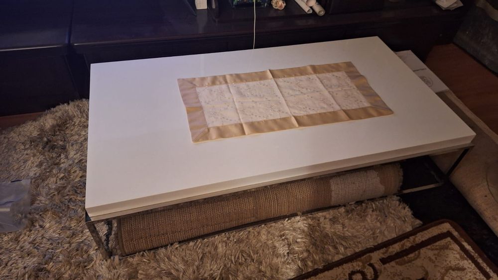 Măsuța cafea albă lucioasă