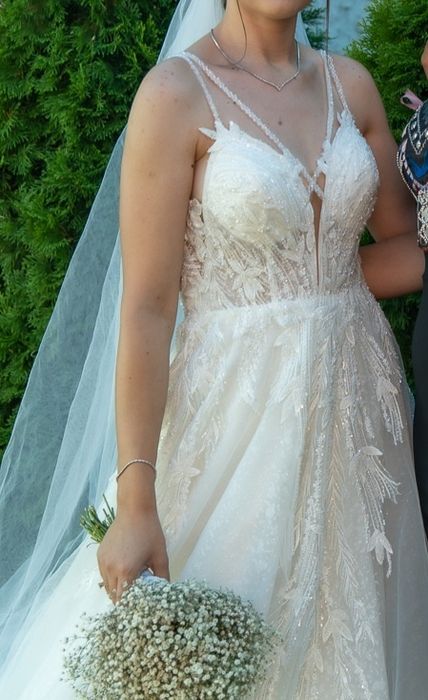 Сватбена рокля с дантели и камъчета