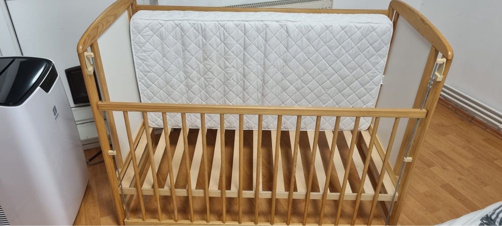 Pătuț Timmi din lemn masiv de pin și mdf cu saltea de cocos 120x60
