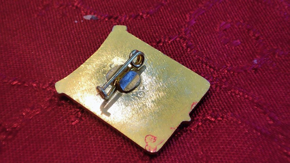 Продавам значки с гербът на Твърдица