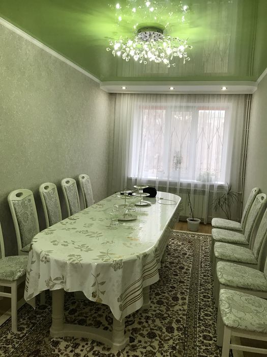 Продам стол, стулья и шкаф-витрину