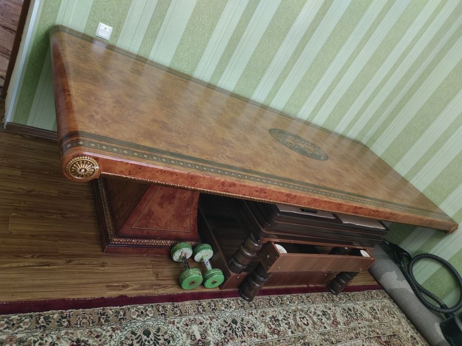 Продам стол для гостиной