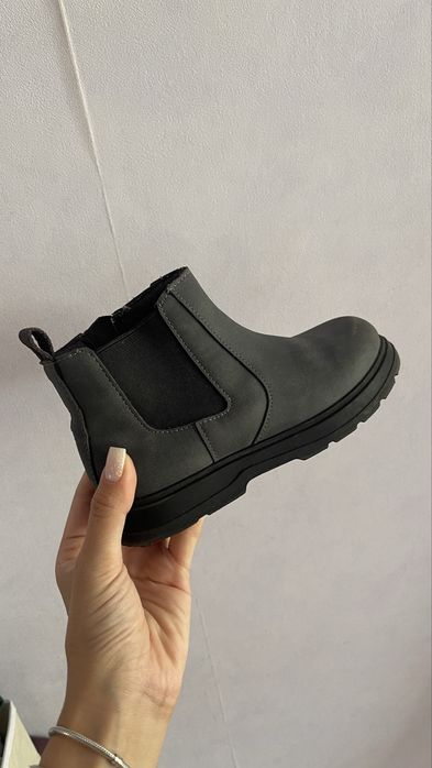 Продам детские ботинки