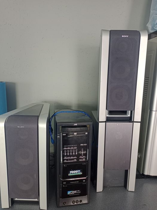 Колонки -музыкальный центр с саббуфером.