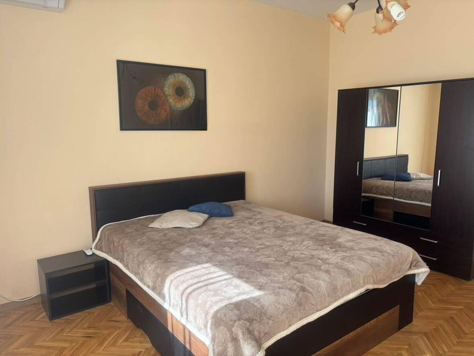 Дава се под наем Тристаен апартамент в Пловдив, Център - 86 кв.м за 561 € - Снимка #3