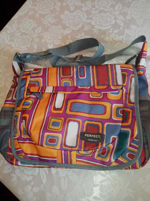 Продавам дамска чанта PERFECT с дълга презрамка