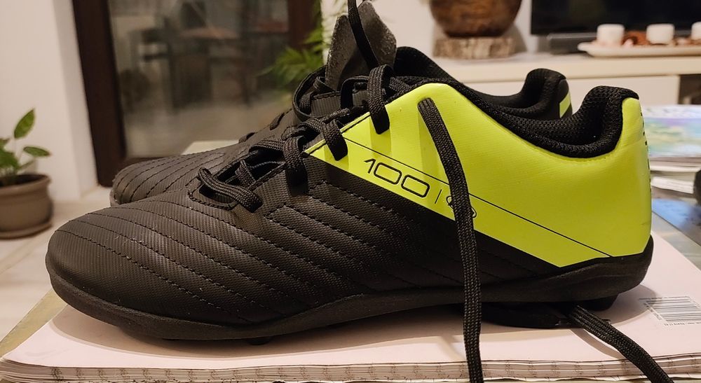 Футболни обувки/бутонки/