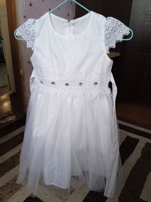 Продам 2 платья на 6-7 лет