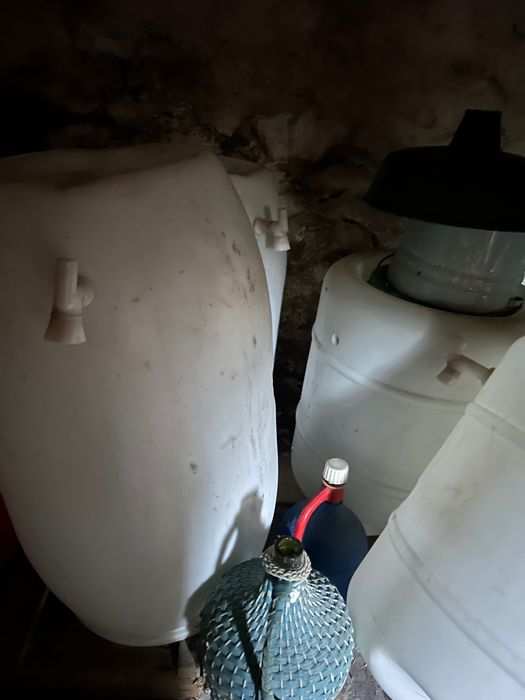 Продавам фирмено дъбово буре, 228л.  1 път пълнено. Бидони. Бутилки.