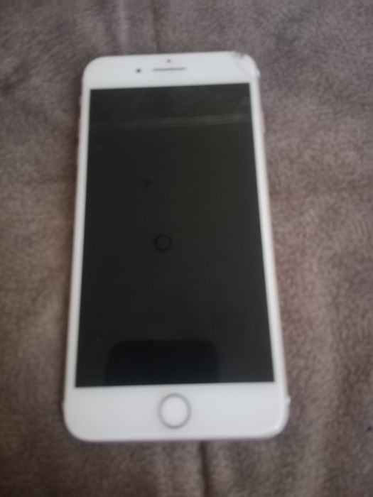 Продам iPhone 7 не включается на запчасти