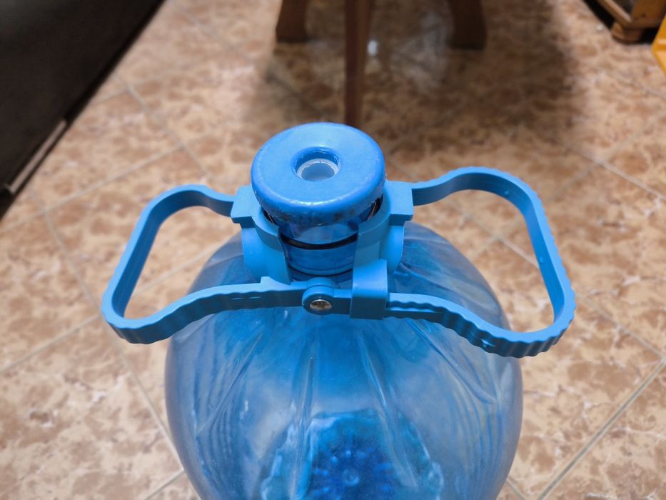 Тапи за туби , галони за вода