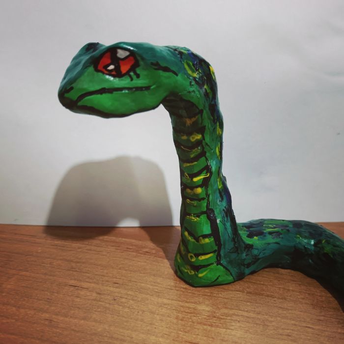 Продам фигурку змеи