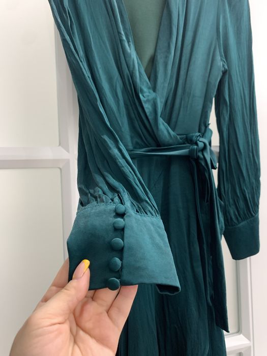 Платье нарядное из атласа