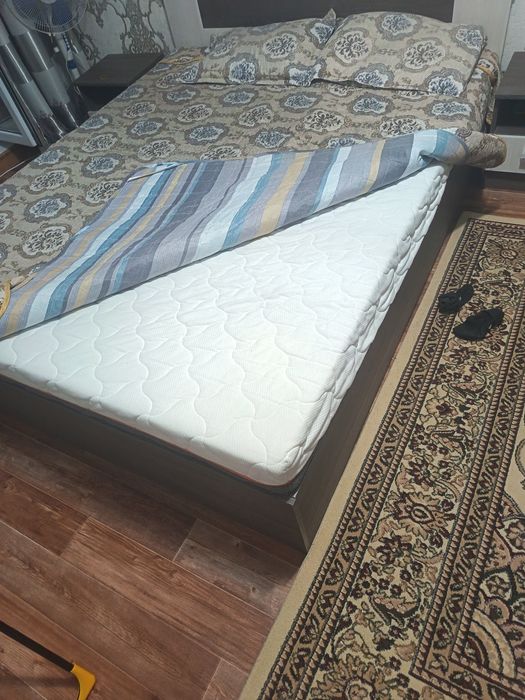 Продаю спальный гарнитур.