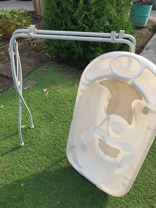 Продам ванночку для купания  на ножках