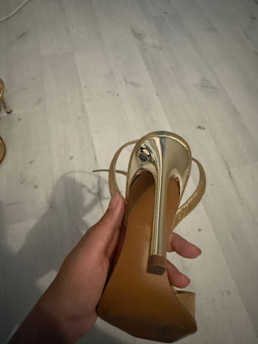 Sandale Zara aurii cu toc, mărimea 37, ca noi