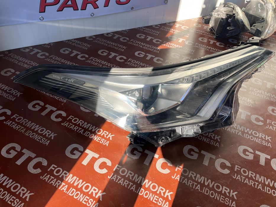 3 броя десен и ляв фар Toyota CHR 2016-